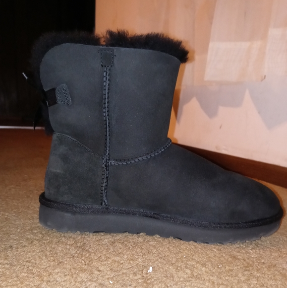 Uggs Bailey Bow short - Picture 2 of 3